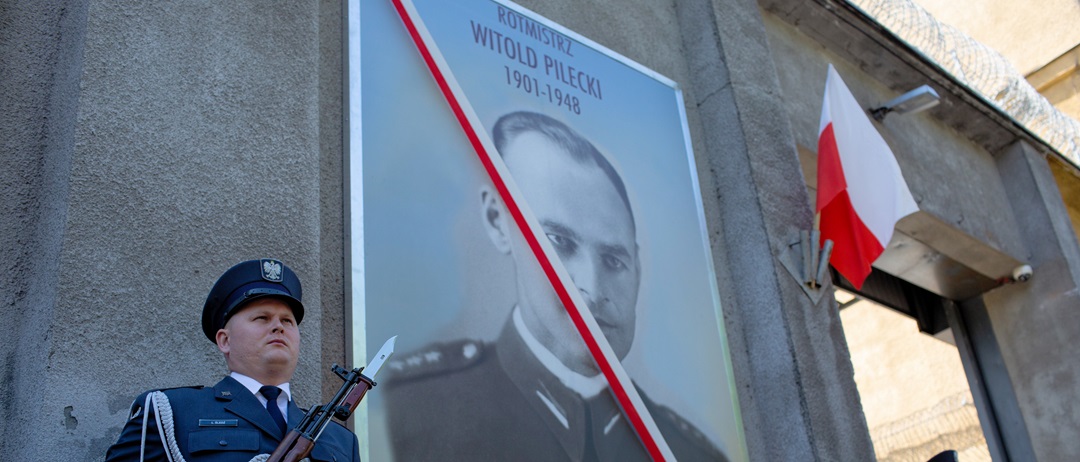Dziś mija 70. rocznica śmierci bohatera narodowego, rtm. Pileckiego. Na murze dawnego aresztu odsłonięto jego portret!