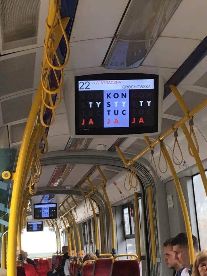 My już rok temu pisaliśmy o dziwnej kampanii w komunikacji miejskiej