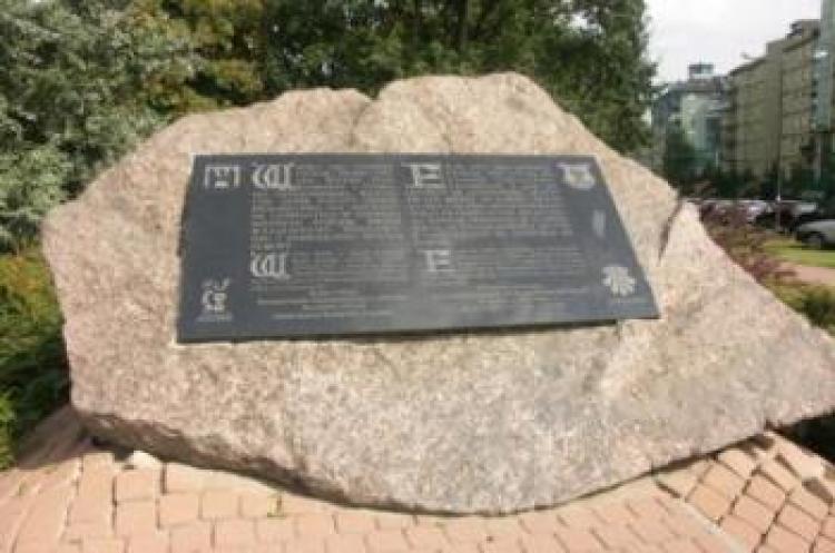 Czy zabytkowy głaz zostanie przeniesiony z Natolina na Kabaty?