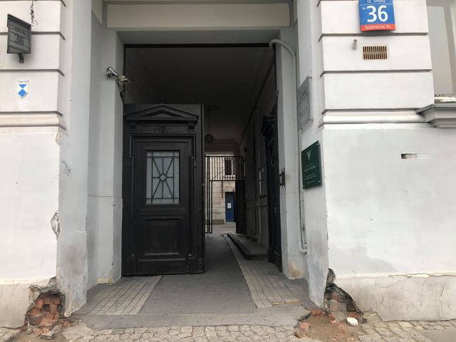 Z kamienicy przy ul. Smolnej zniknęły zabytkowe odboje bramne….