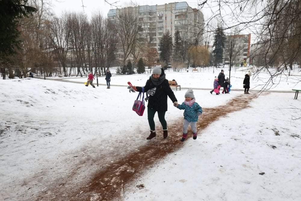 Kawa zamiast soli do posypywania chodników na Ursynowie?