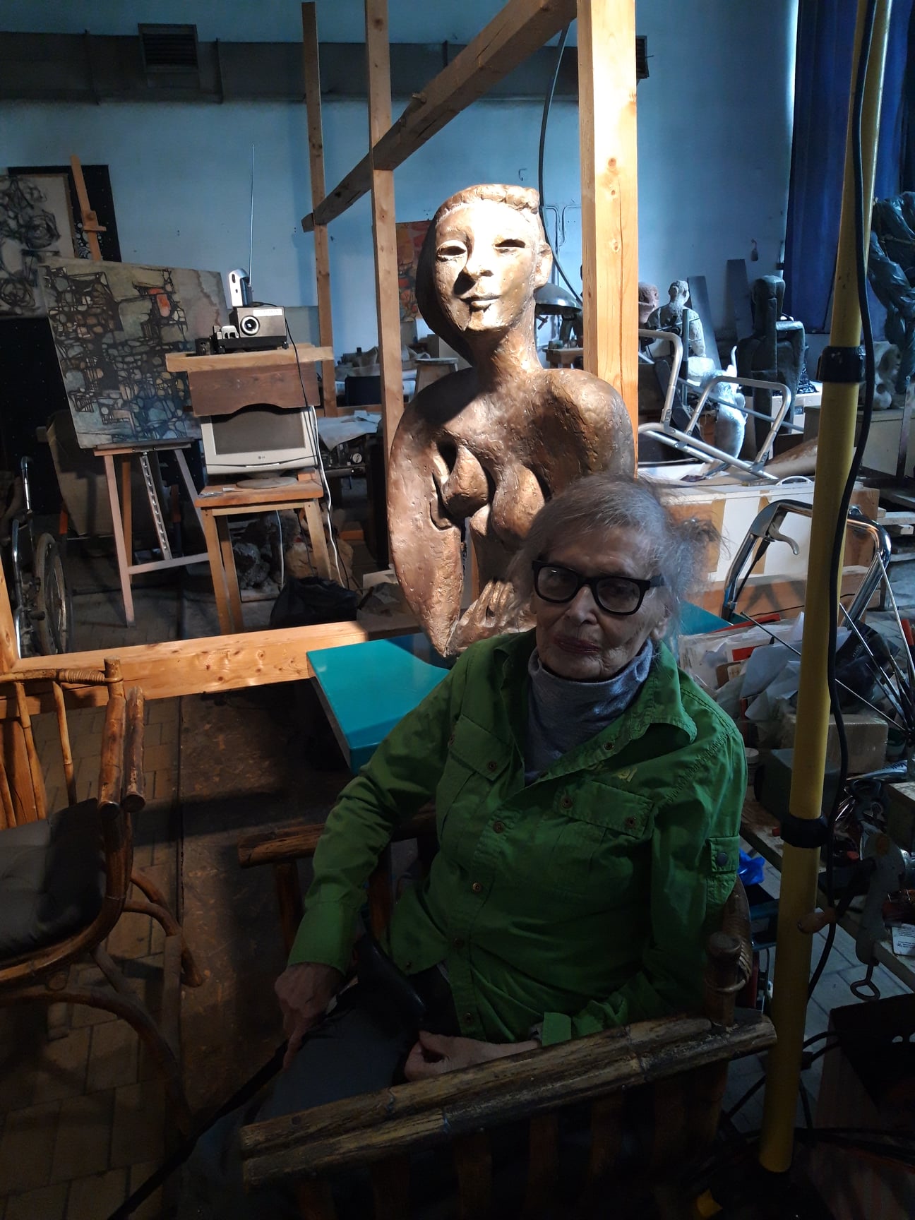 „Zmarła Wanda Czełkowska, rzeźbiarka konceptualna, aktywna międzynarodowo artystka, piękna kobieta”