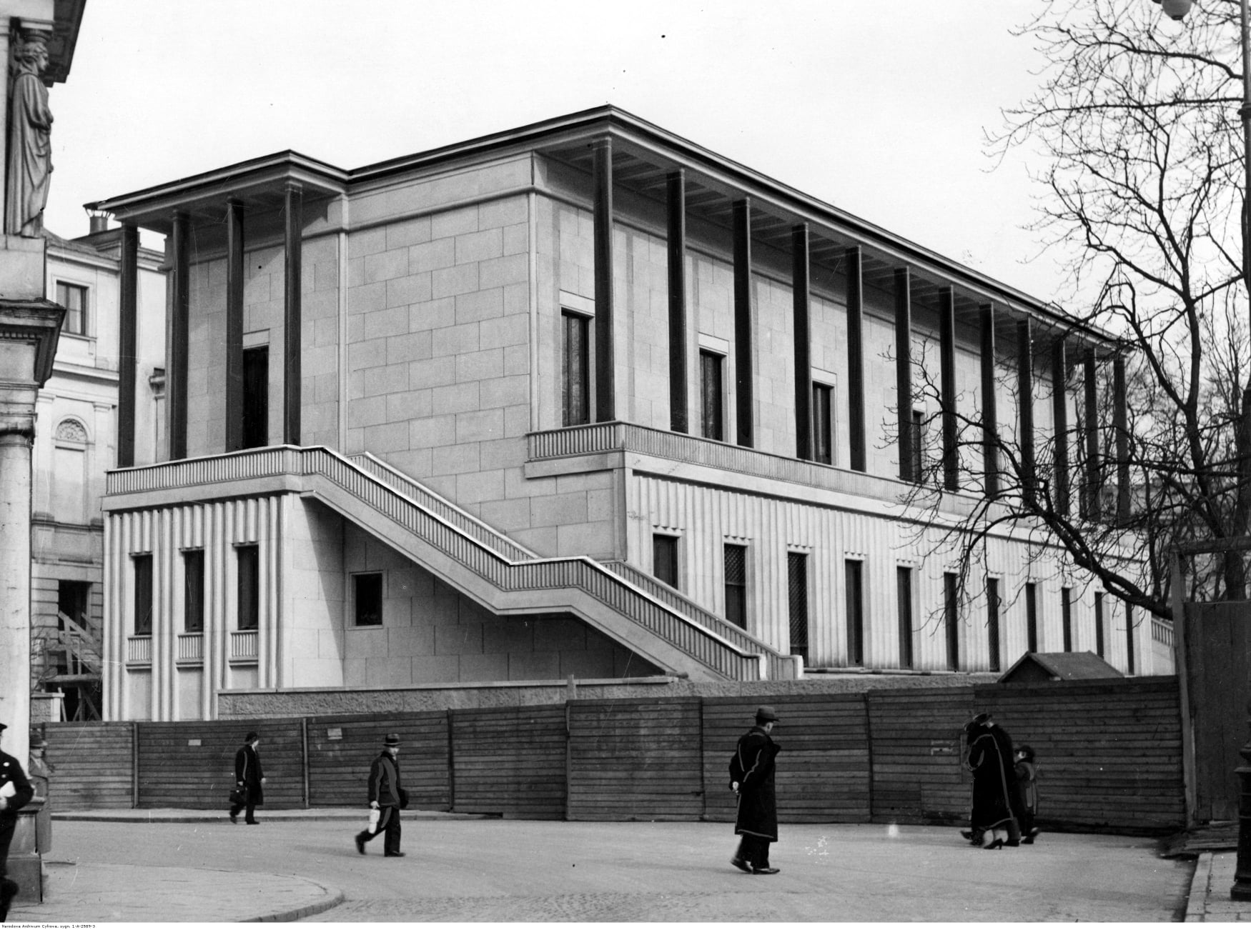 Między 1932 a1937r. Pałac Brühla przebudowano na siedzibę Ministerstwa Spraw Zagranicznych