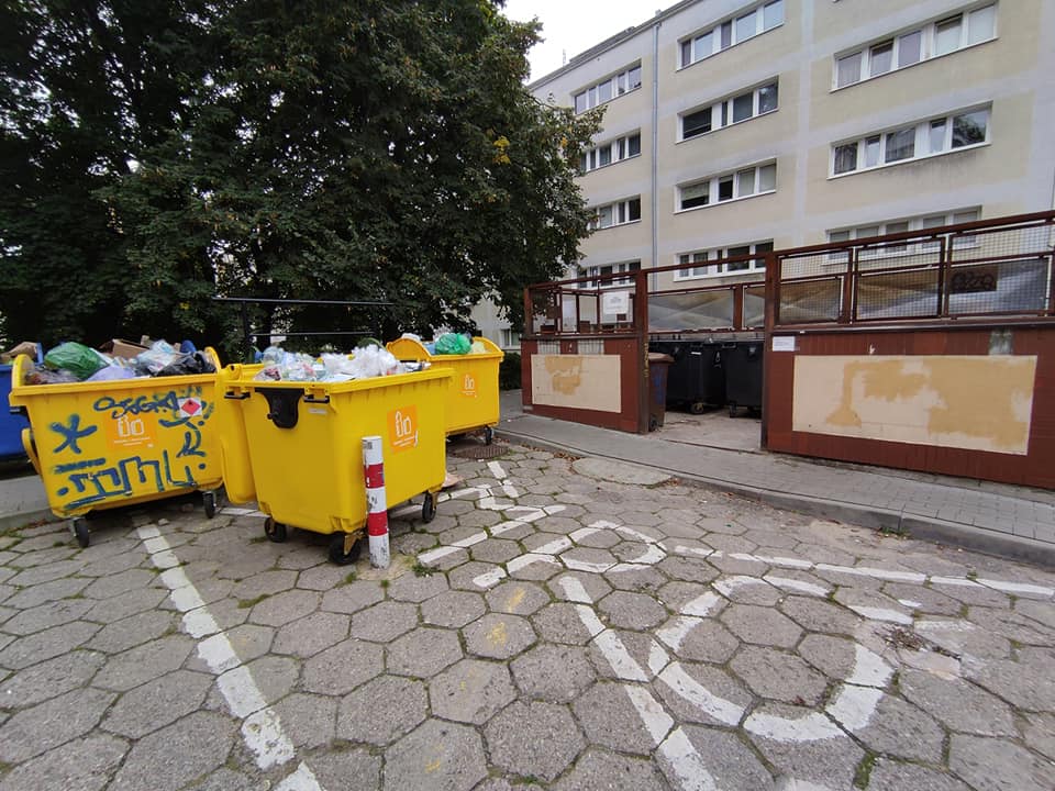 „Połowa kontenerów sterczy rozwalona na zewnątrz” – czy Warszawa radzi sobie ze śmieciami?