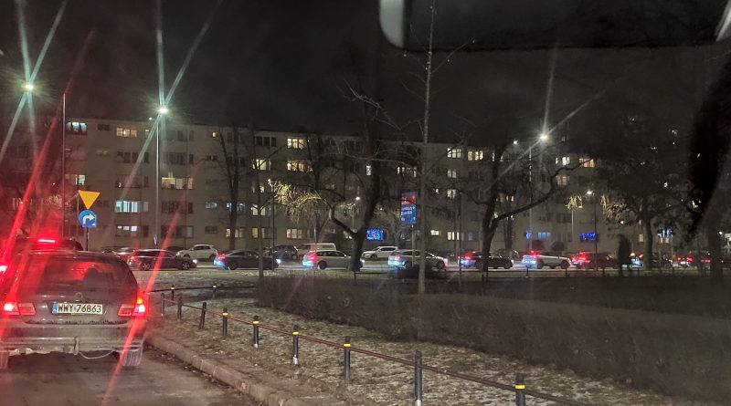 Zemsta Tramwajów Warszawskich? „Zielona fala” dla tramwajów na Grochowskiej spowodowała korki…