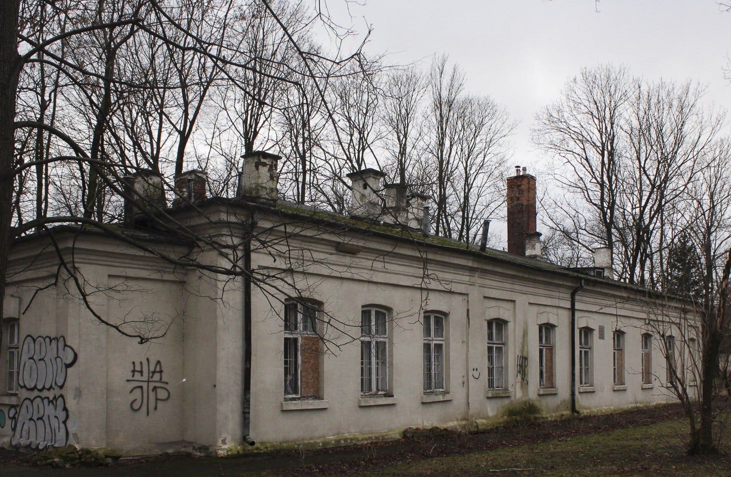 Wydano nakaz poprawy stanu technicznego jednego z budynków dawnego Szpitala Ujazdowskiego
