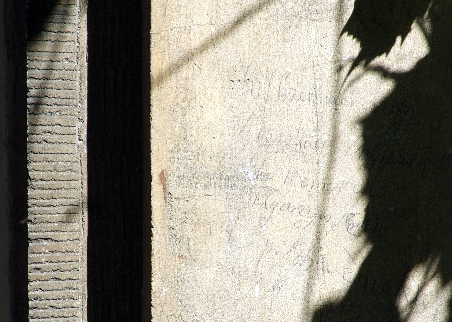 Ta kamienica jest świadkiem losów warszawiaków uchodźców, zmuszonych przez wojnę do opuszczenia swych domów