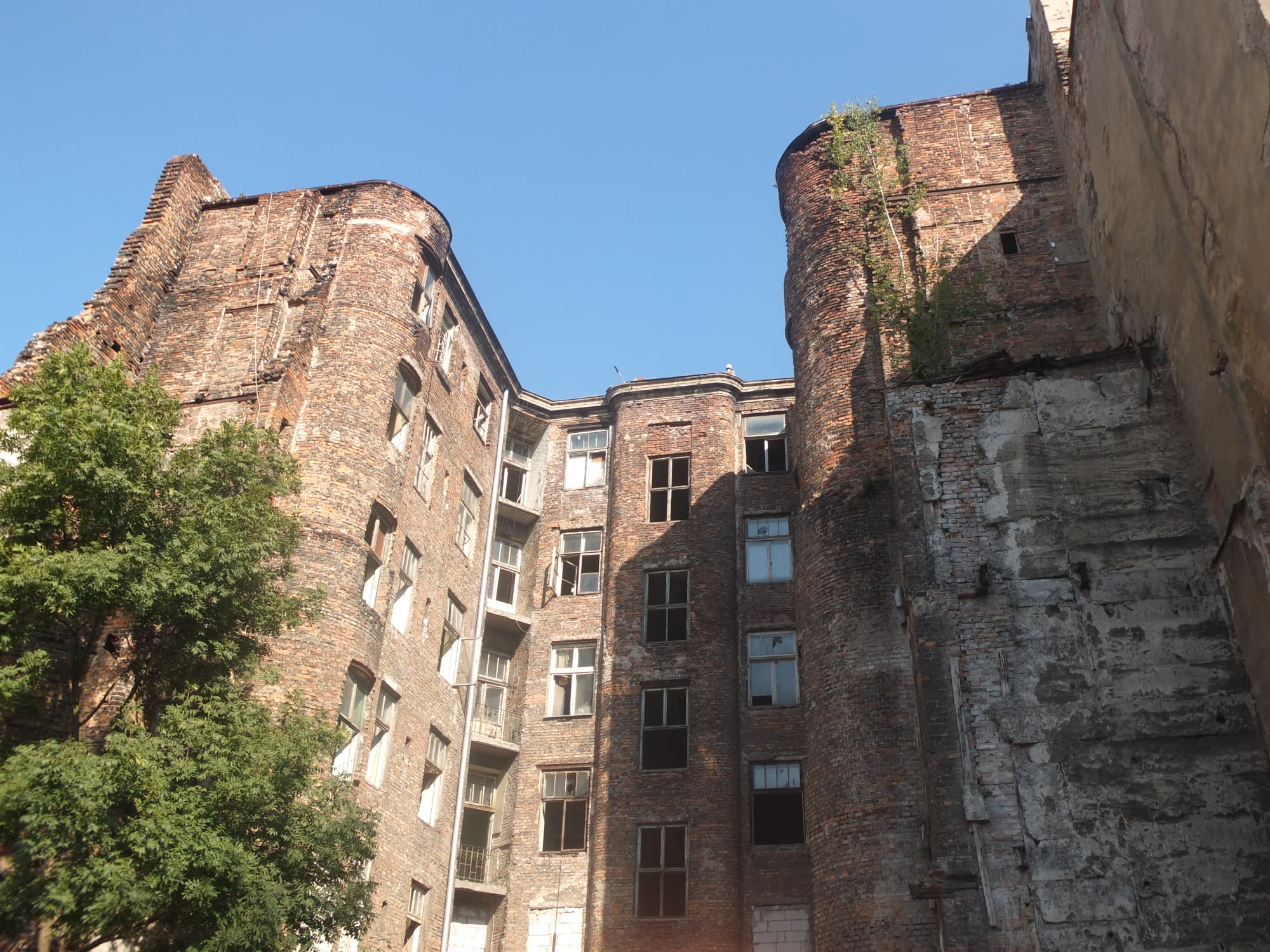 Te kamienice są jednymi z niewielu zachowanych obiektów z terenów dawnego Getta