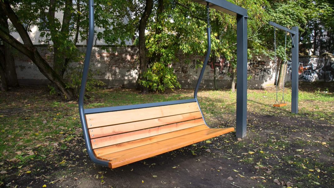W trzech wolskich parkach pojawią się bujane ławki. To projekt z Budżetu Obywatelskiego