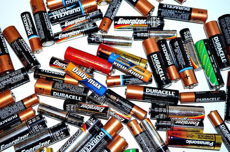 „Dobra energia dla Ukrainy” – Politechnika Warszawa zbiera stare zasilacze, baterie i akumulatory