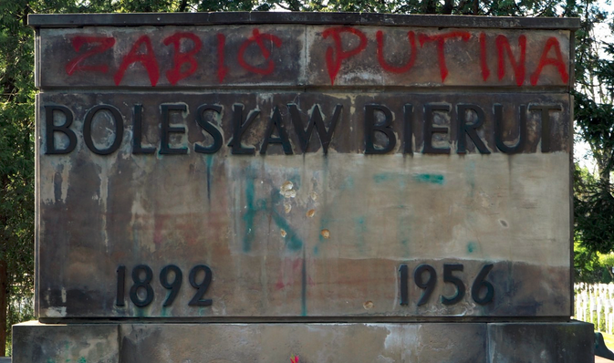 Zdewastowano groby Bolesława Bieruta i Juliana Marchlewskiego na Powązkach Wojskowych