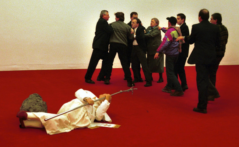 Autor słynnej rzeźby papieża przygniecionego meteorytem, pokazywanej w Zachęcie, pozwany  o miliony