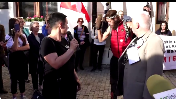 [VIDEO] Chwile grozy na Krakowskim Przedmieściu. Mężczyzna podkłada pocisk na marszu upamiętniającym ofiary Rzezi Wołyńskiej