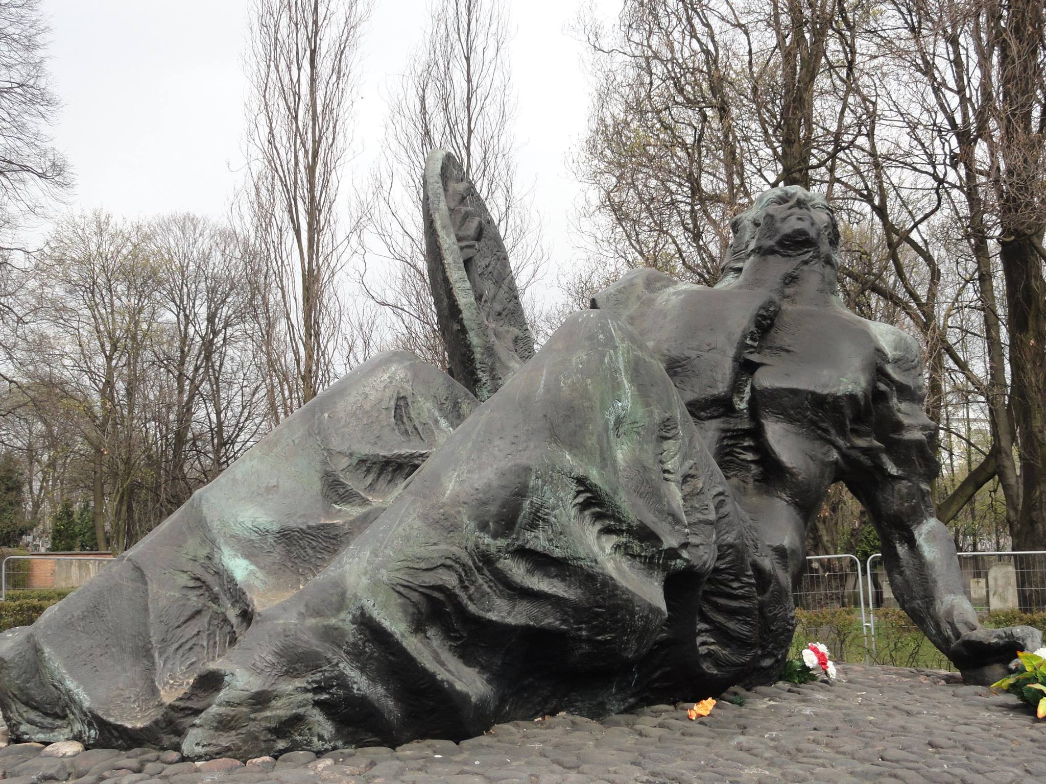 20 września 1973 r. ponad kryptą Cmentarza Powstańców Warszawy odsłonięto Pomnik Polegli Niepokonani