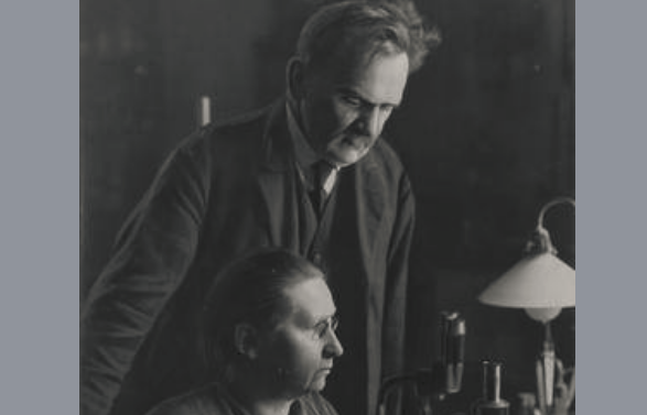 4 stycznia 1871 w Kowiesach, urodził się Seweryn Krzemieniewski –  polski botanik, profesor i rektor Uniwersytetu Lwowskiego.