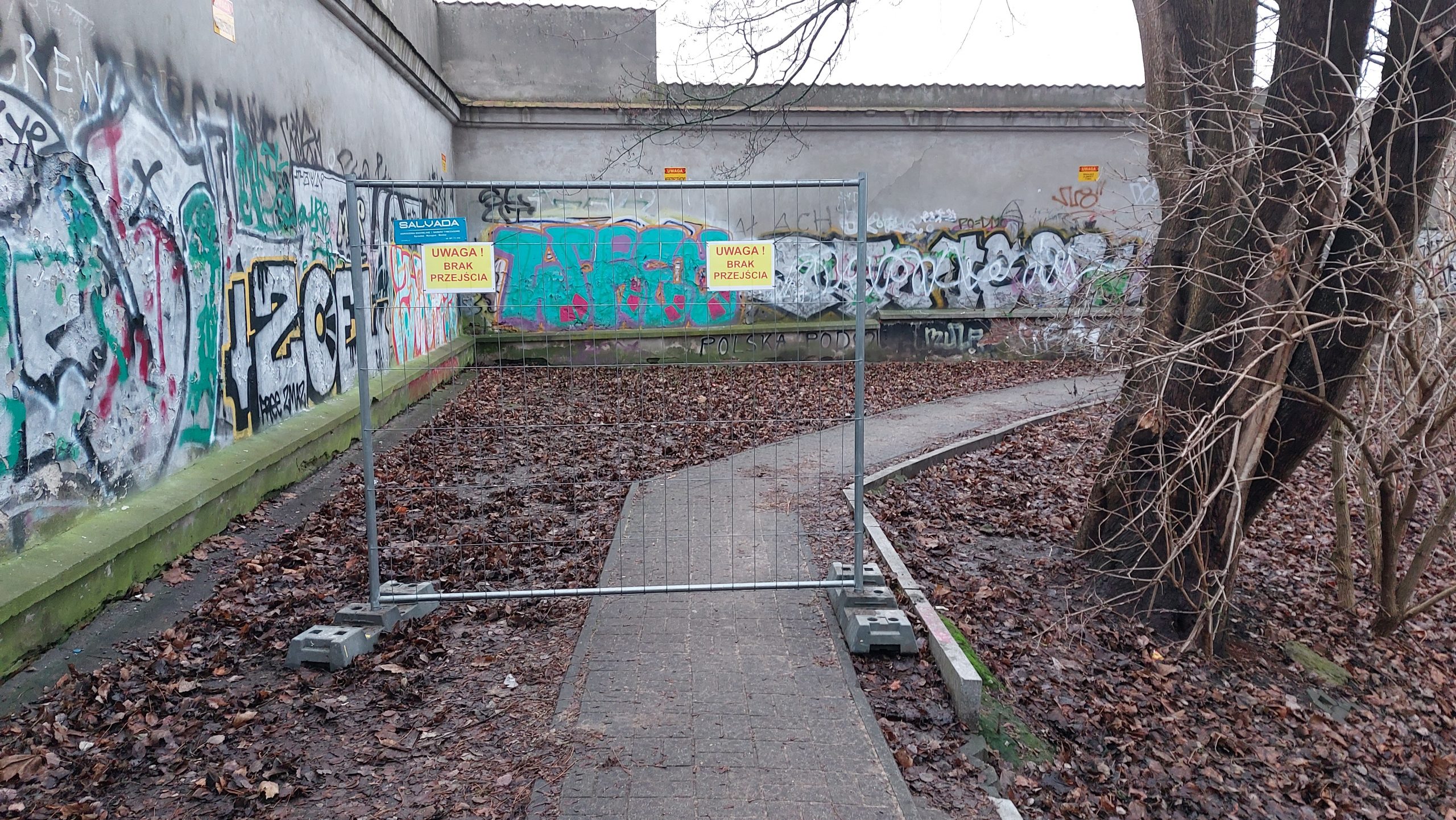 Ręce opadają! Tak urzędnicy zareagowali na nasz artykuł o niszczejącym murze oporowym przy UW…