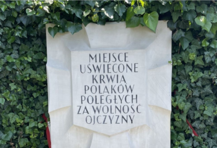 PGE udostępnia bazę ponad 3100 ofiar upamiętnionych Tablicami Tchorka w Warszawie