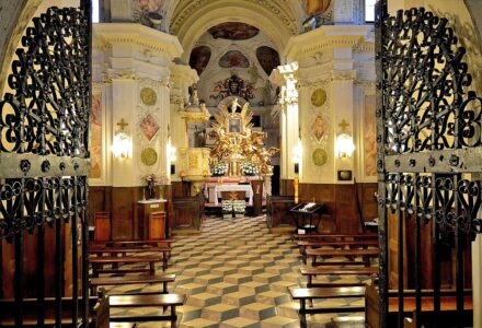 Tego dnia, właśnie do tego kościoła, cała Warszawa „wyruszała oddawać się pobożnym uczuciom i oddychać świeżym, majowym powietrzem na brzegach Wisły”