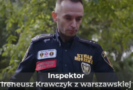 Warszawski strażnik miejski z nagrodą „Adony”, przyznawanej przez Muzeum Powstania Warszawskiego