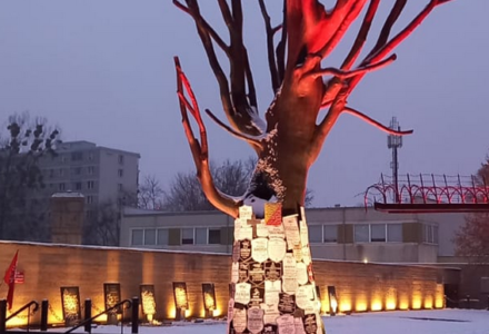 Pomnik Drzewa Pawiackiego to symbol przetrwania, życia i jego przewagi nad śmiercią