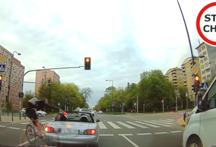 [VIDEO] Bójka rowerzysty z kierowcą w Warszawie. Kto miał rację?