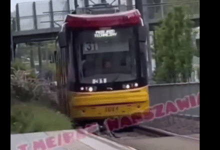 [VIDEO] Ręce opadają! Dzieciaki wrzucają elektryczną hulajnogę pod nadjeżdżający tramwaj – czy to jakaś nowa forma zabawy?