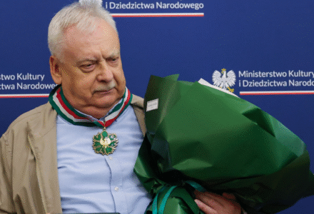 BRAWO! Andrzej Sapkowski – polski pisarz, twórca postaci Wiedźmina – uhonorowany Złotym Medalem „Zasłużony Kulturze Gloria Artis”